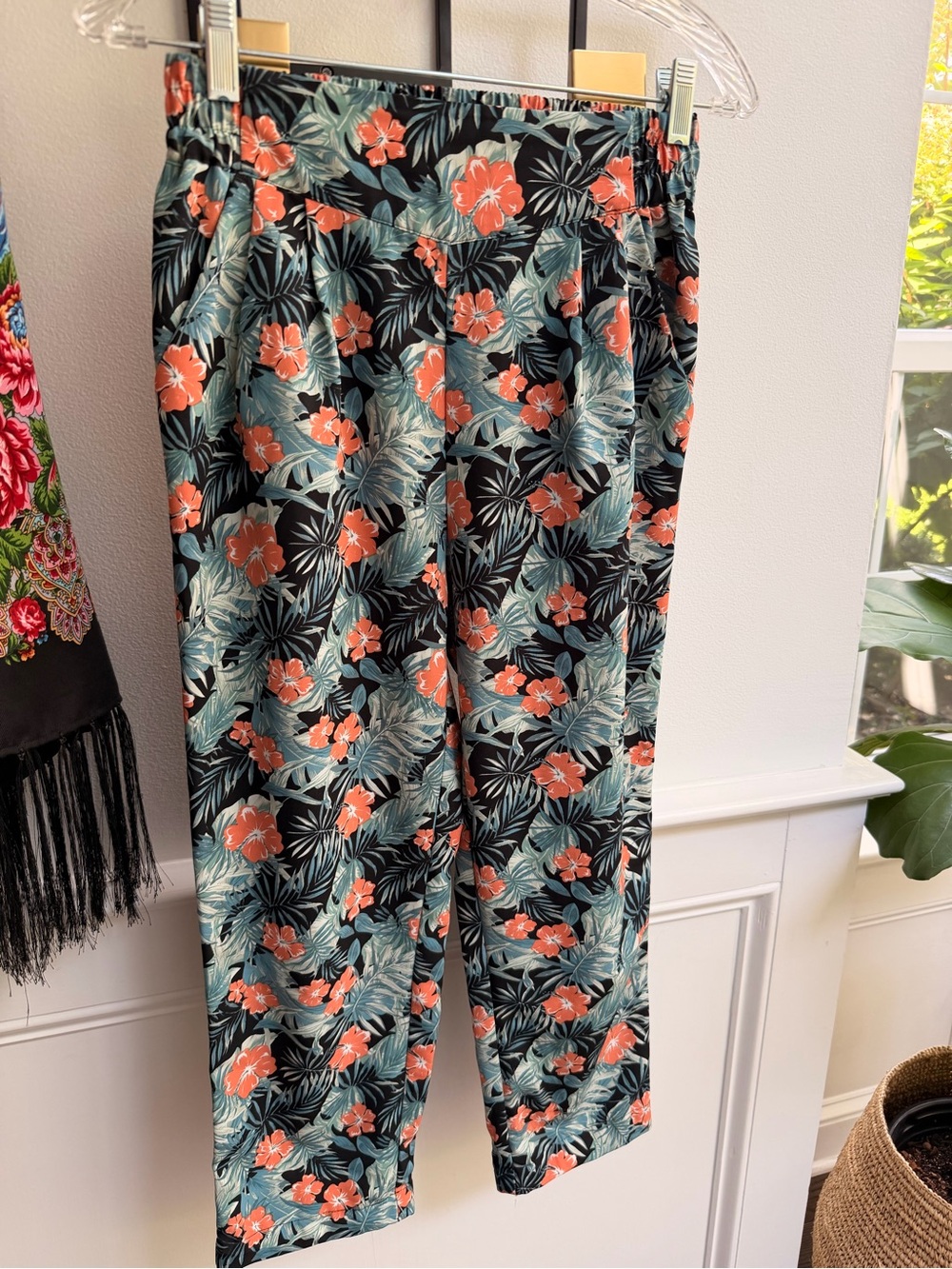 Women’s Tropical Floral Pull-On Pants Size M Black Teal Coral Cropped
